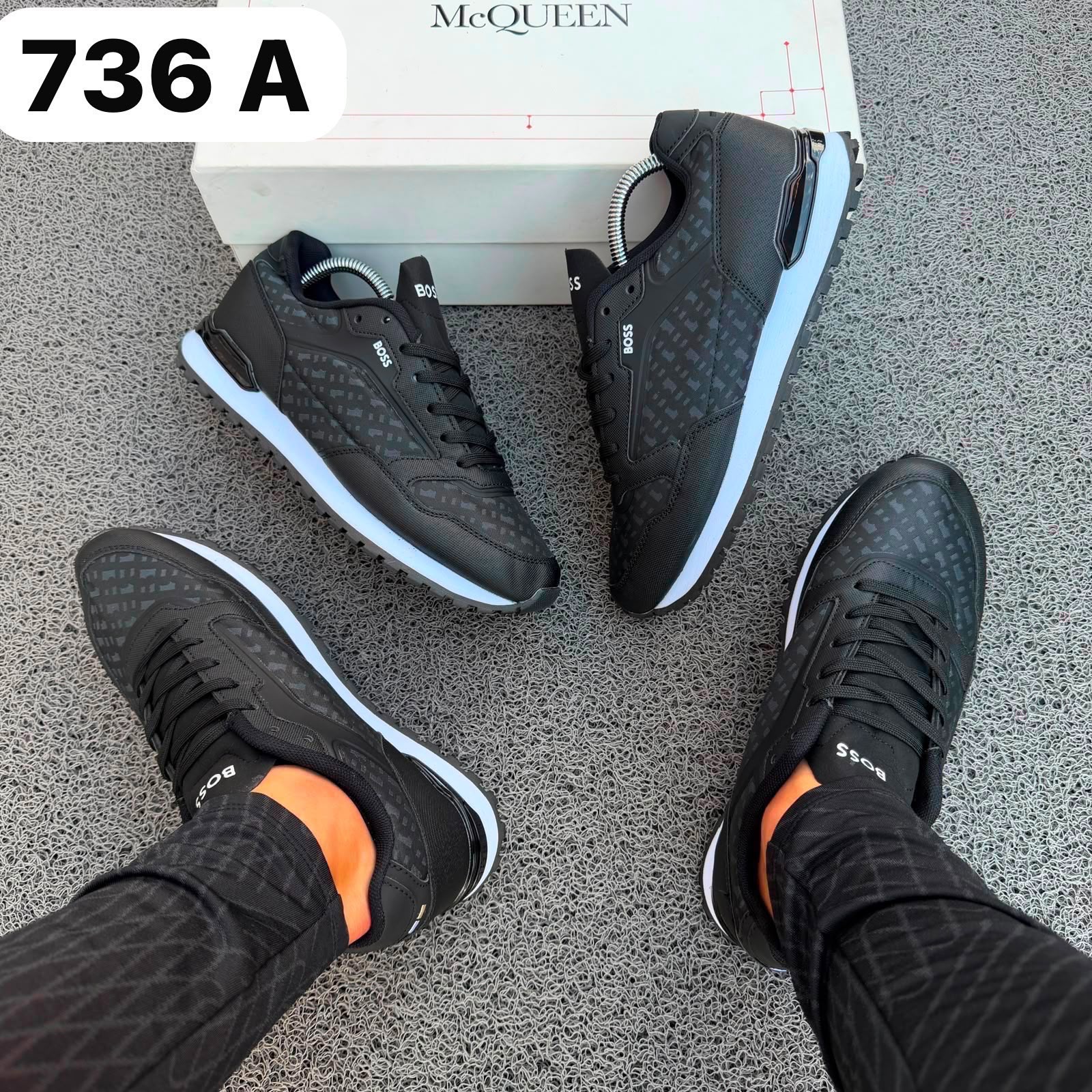 Tenis negros urbanos para caballero con detalles blancos