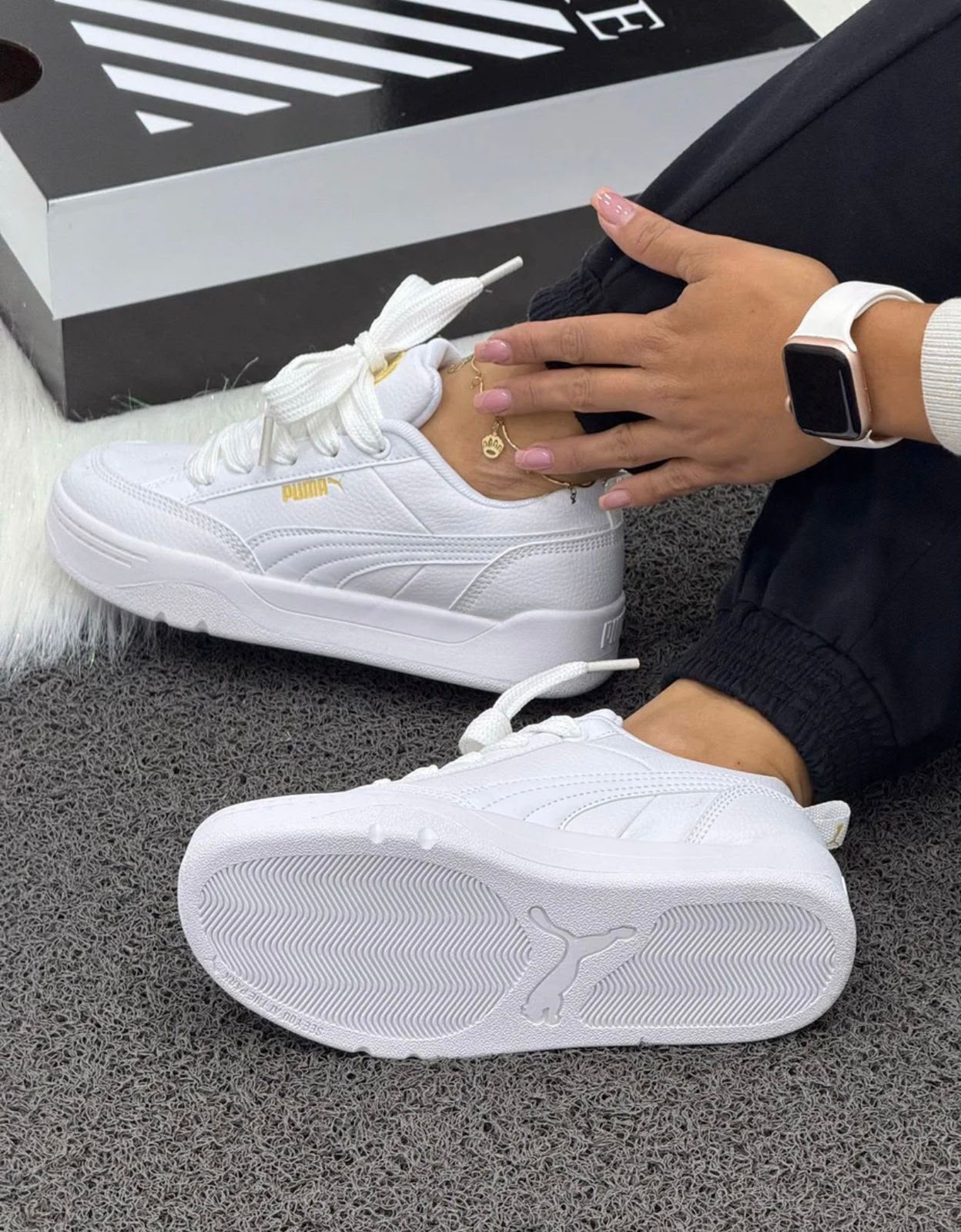 Tenis blancos chunky para dama con detalle dorado