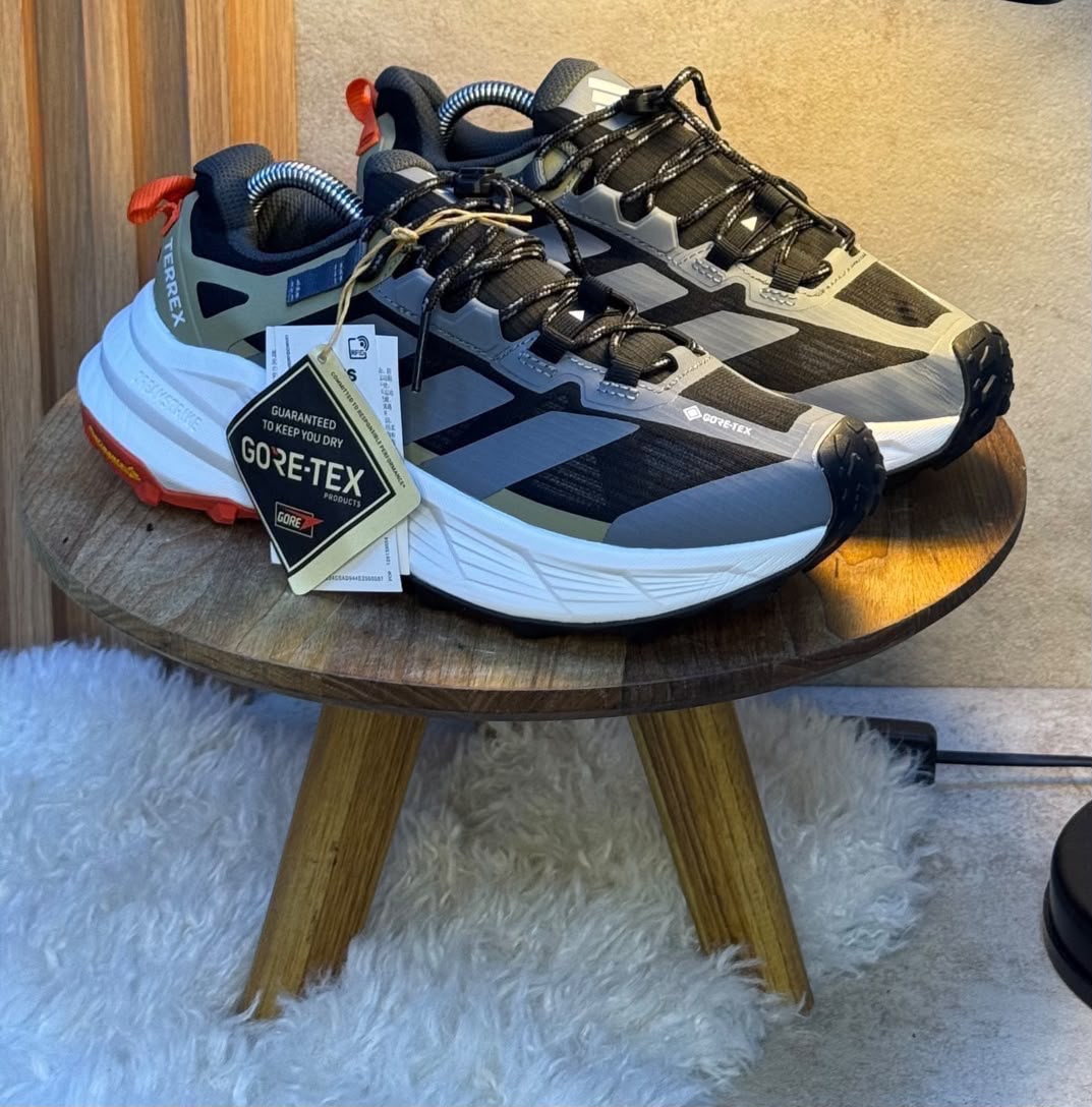 Tenis de trail para caballero en tonos negro, gris y verde oliva
