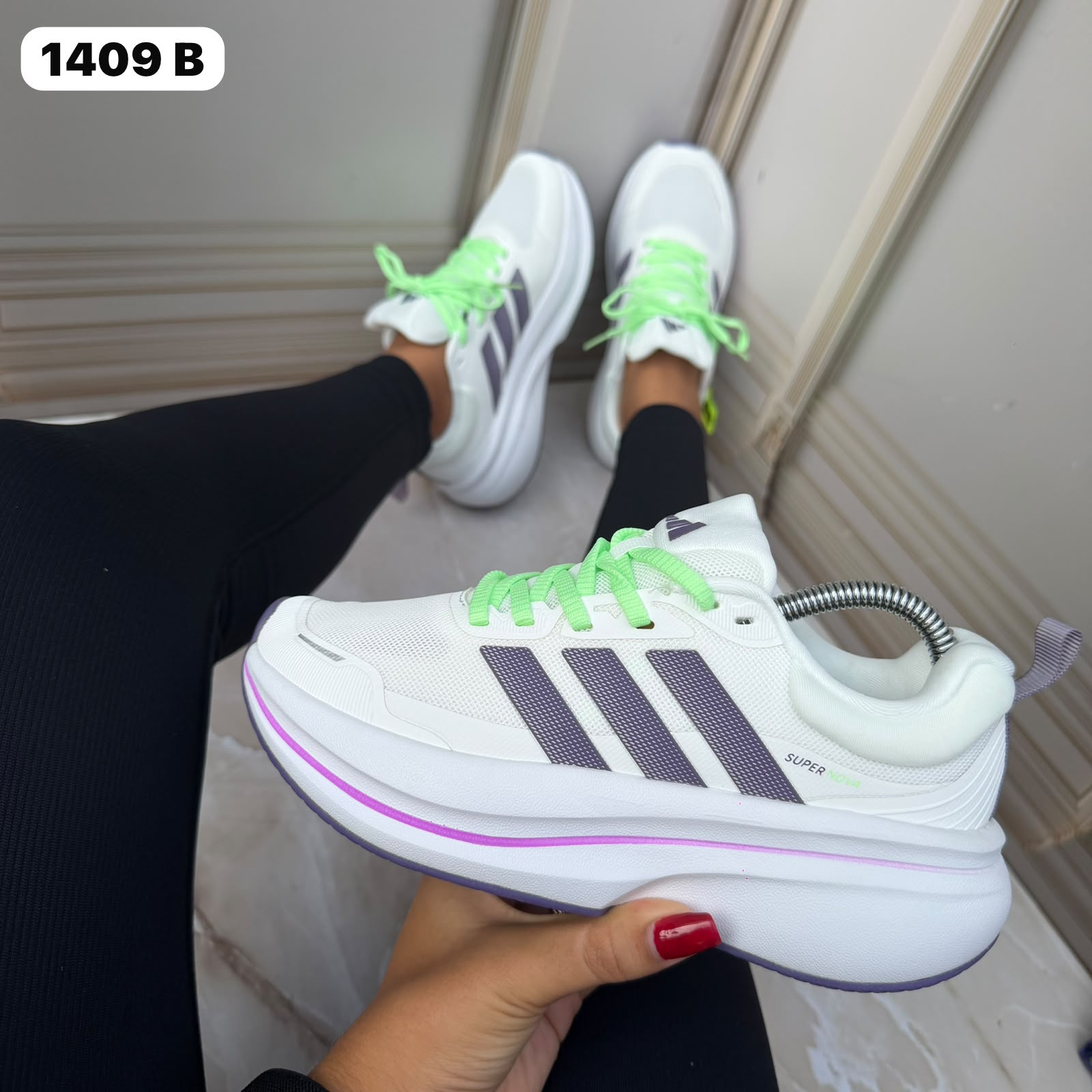 Tenis blancos para dama con detalles verde neón, referencia 1409 B