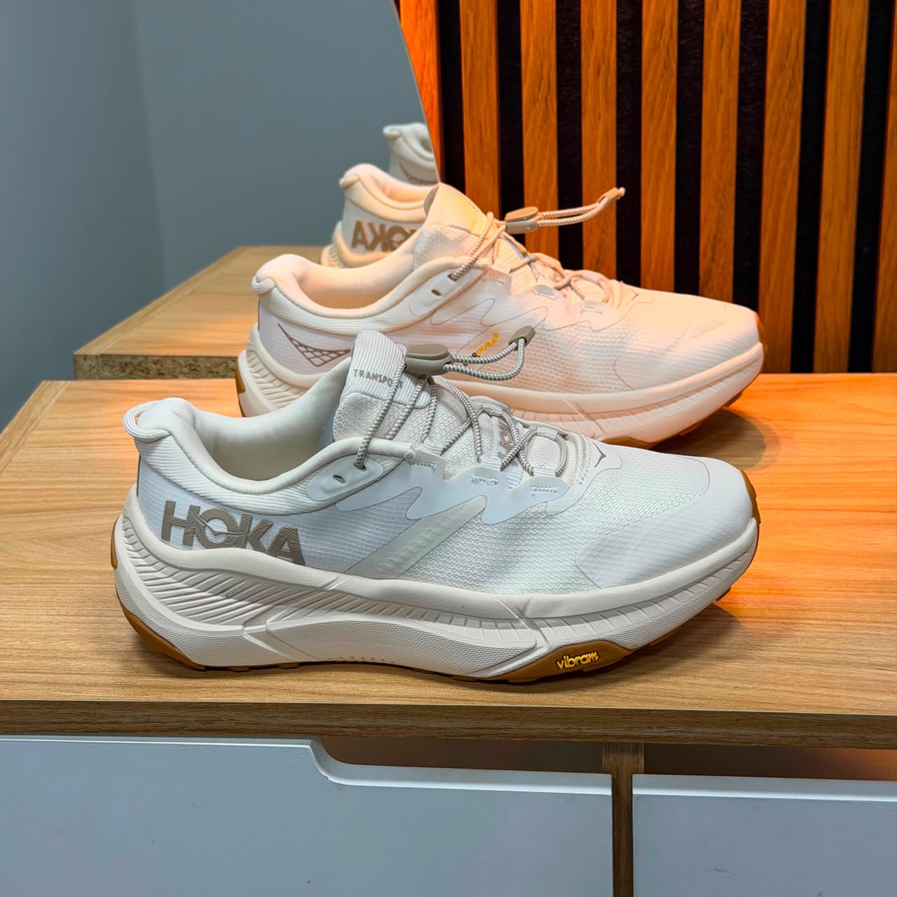 Tenis blancos de running para dama con detalles grises