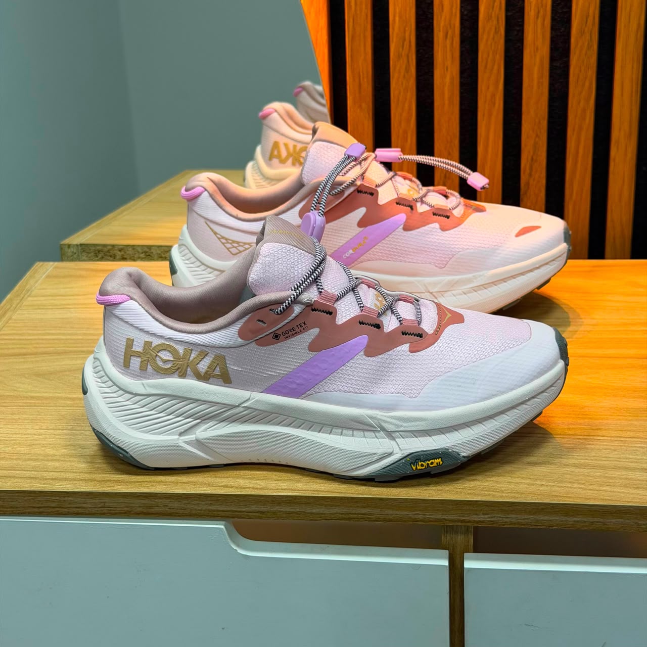Tenis deportivos para dama en tonos rosados con detalles lila
